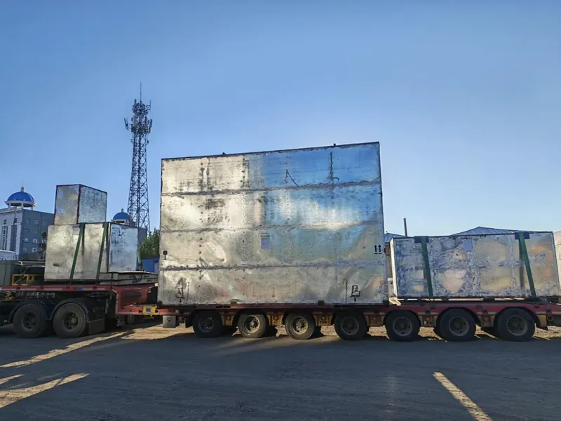 Ящики с оборудованием на многоосных низкорамных тралах