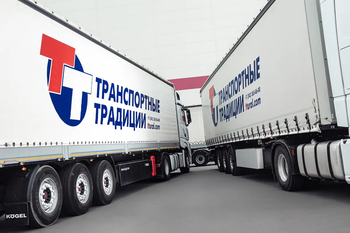 Полуприцепы «Транспортных Традиций» с логотипом компании