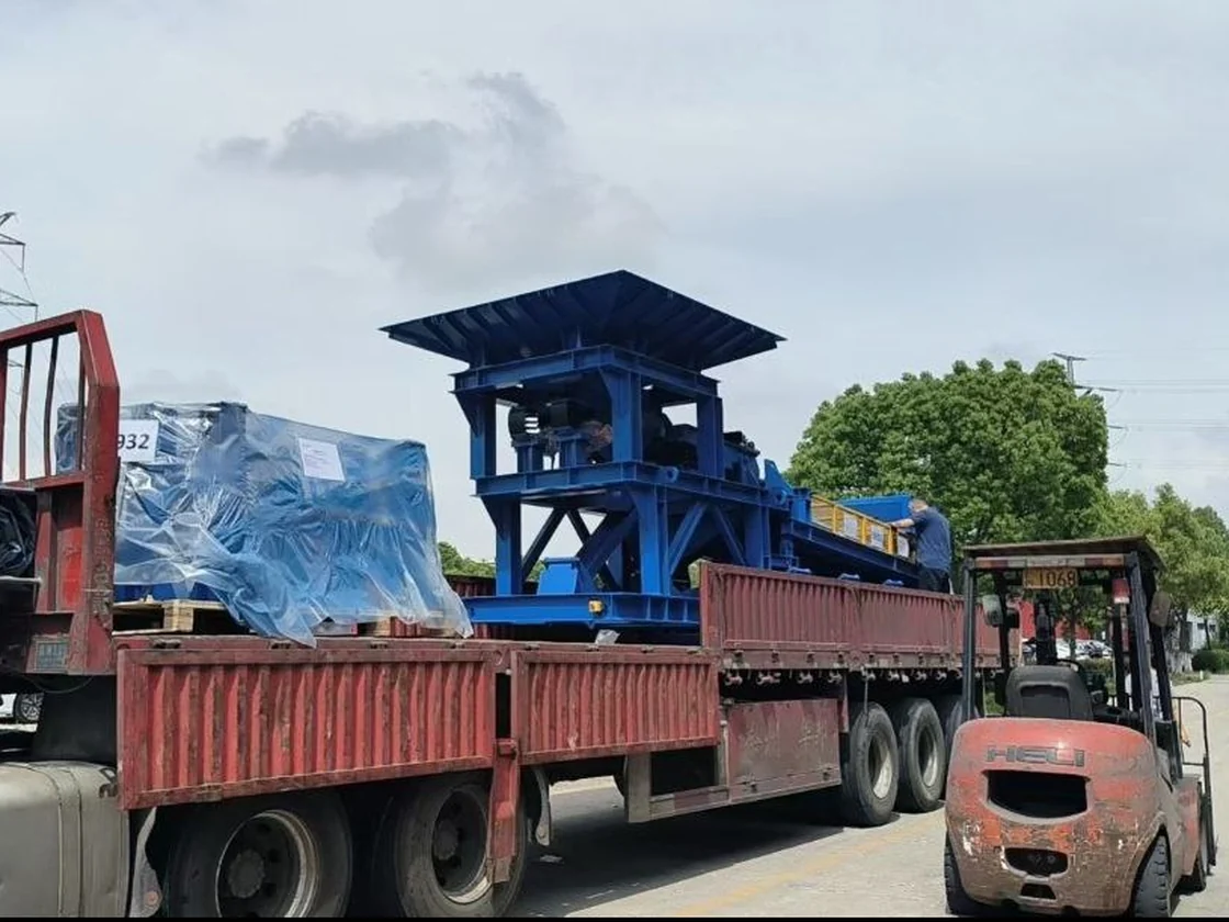 Погрузка промышленного оборудования на бортовой транспорт на площадке отправителя в Китае