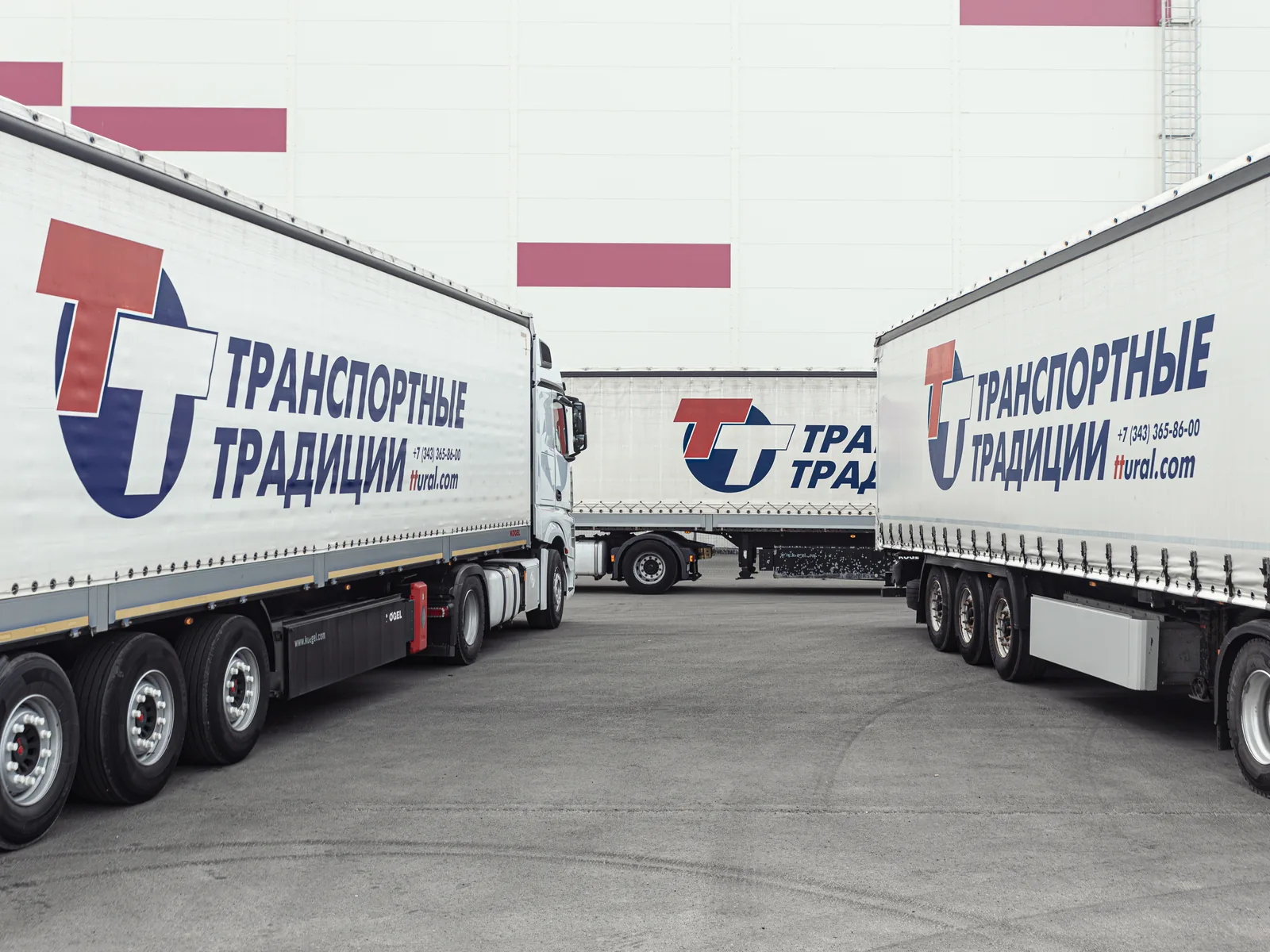Тентованные полуприцепы «Транспортные Традиции» с логотипом компании на площадке распределительного центра